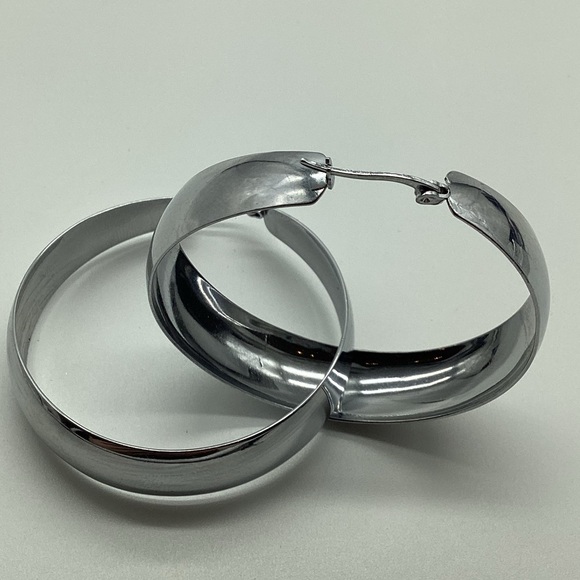 1.5'' Round Chunky Hoop Earrings - Not sure of what they are made of. Reposhed - Picture 7 of 10